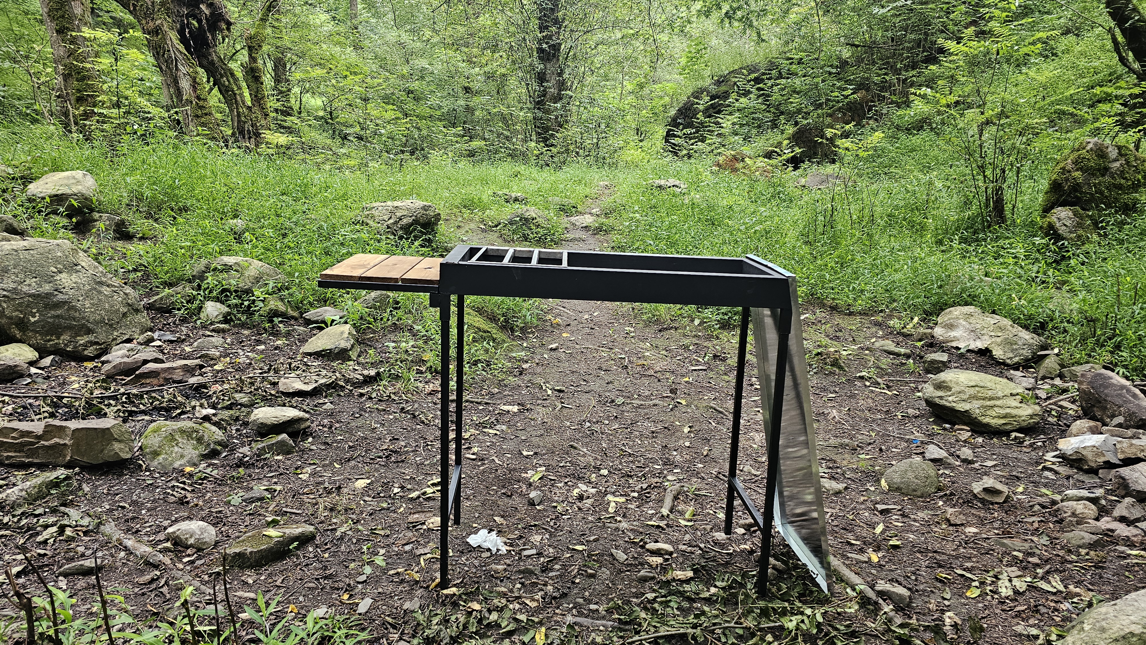 منقل۴۰×۹۰ذغالی پایه جداشو با میز بغل و درب گالوانیزه